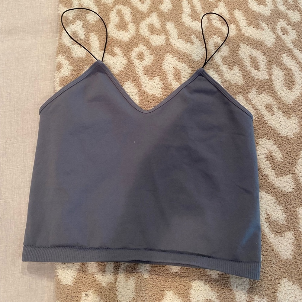 Adorable cropped gray top